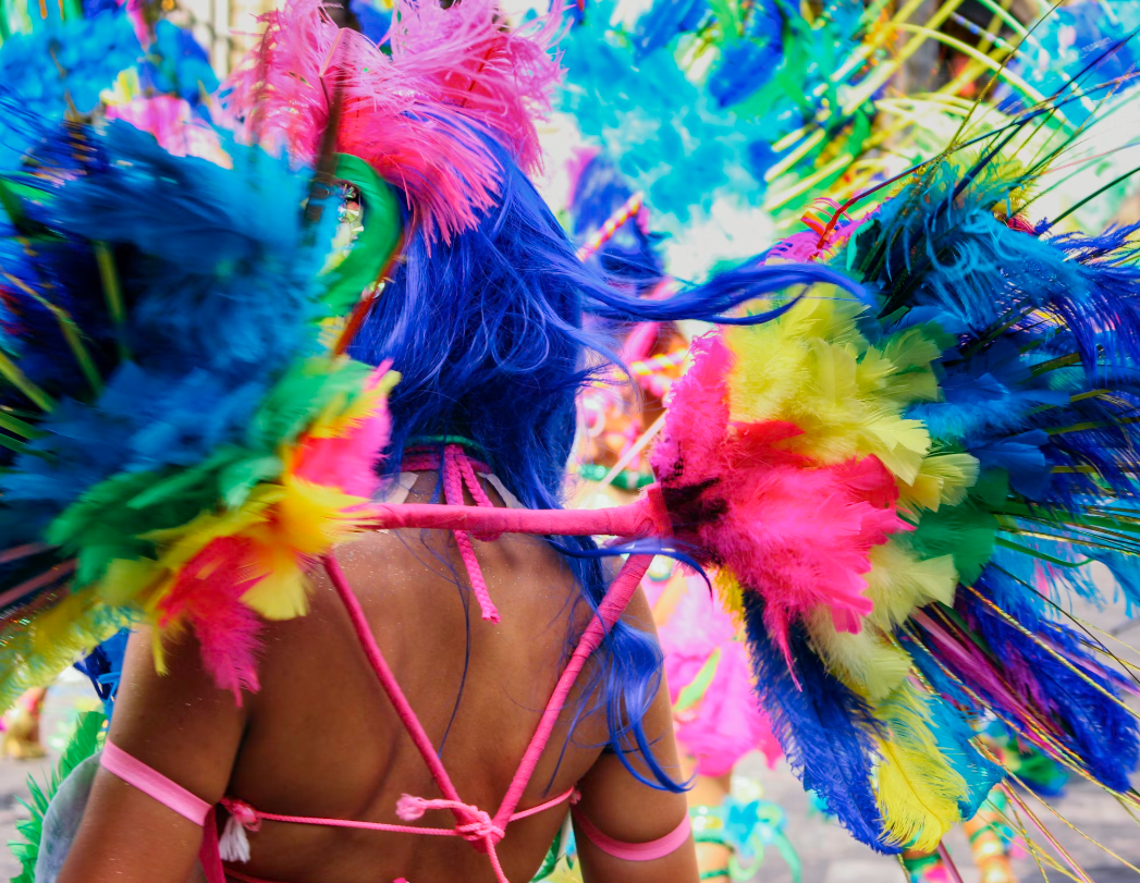Purpurina, suor, cerveja e alegria... começou a folia carioca!