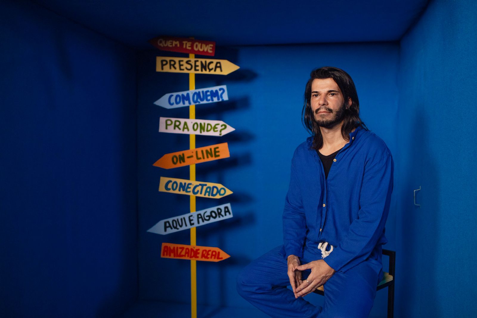 O verso pede passagem e ocupa a noite carioca